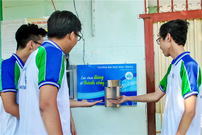 Các em học sinh sử dụng máy rửa tay tự động made by NTU - Ngô Ngọc Bích