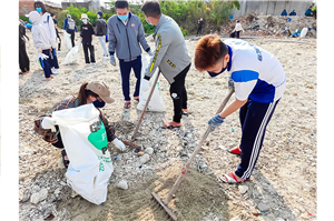 SV NTU làm sạch bãi biển - Nguyễn Thị Ngọc Thanh