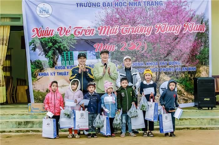 Xuân về trên mái trường Klong Klanh – Nguyễn Tuấn