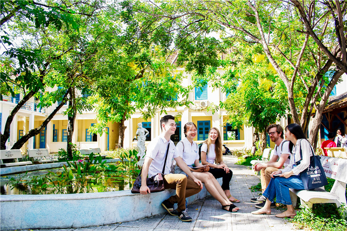 Dưới tán cây - Đào Ngọc Ánh