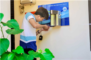 Sinh viên NTU lắp đặt những chiếc máy rửa tay tự động made by NTU - Ngô Ngọc Bích
