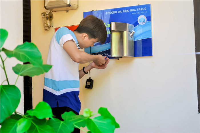 Sinh viên NTU lắp đặt những chiếc máy rửa tay tự động made by NTU - Ngô Ngọc Bích