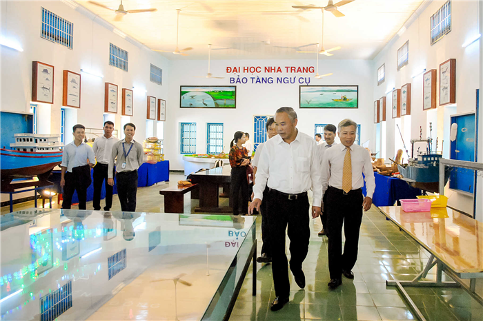 Thứ trưởng Phùng Đức Tiến thăm Bảo tàng Ngư cụ - Đào Ngọc Ánh