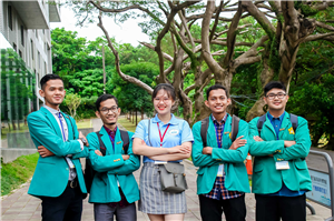 An NTU student with international friends at International Ocean Camp - Trần Thị Phương Hạnh