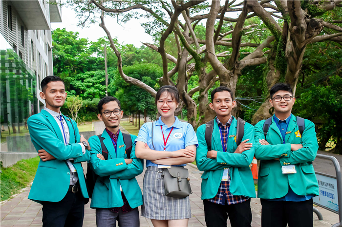 An NTU student with international friends at International Ocean Camp - Trần Thị Phương Hạnh